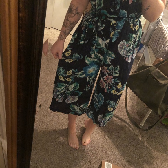 Floral Cropped Jumpsuit - Picture 4 of 4